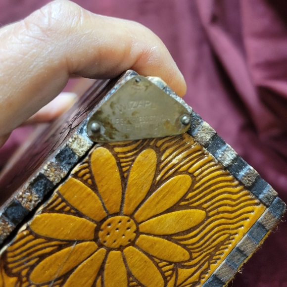 Vintage Pyrography Gloves Box - Wooden Hinged Daisy Flower - Picture 4 of 8